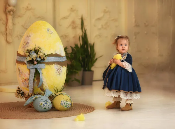Μικρό Όμορφο Κορίτσι Και Πασχαλινή Διακόσμηση Πασχαλινά Αυγά — Φωτογραφία Αρχείου