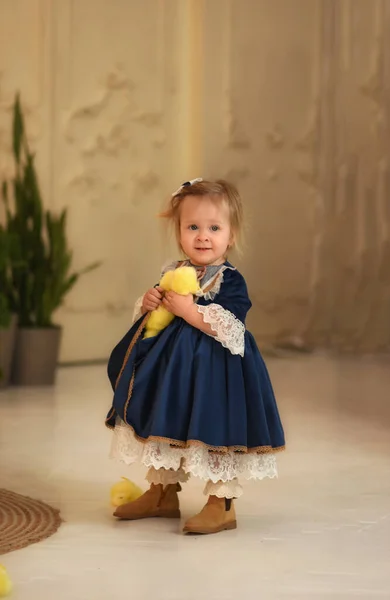 Malá Krásná Dívka Velikonoční Výzdoba — Stock fotografie