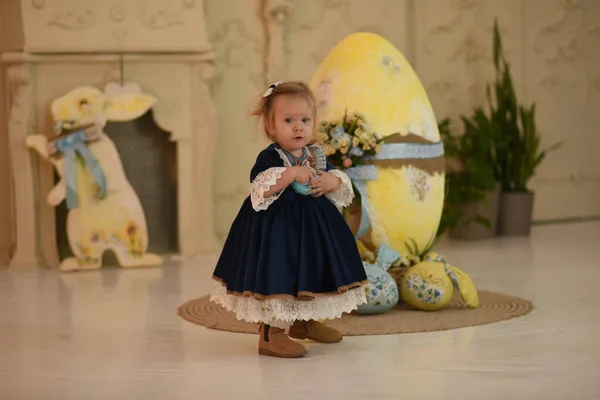 Küçük Güzel Kız Paskalya Dekoru Paskalya Yumurtaları — Stok fotoğraf
