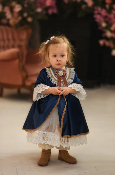Портрет Милої Маленької Сукні Вінтажному Платті — стокове фото