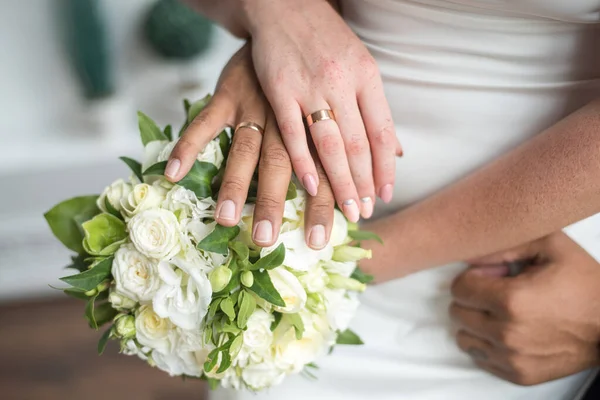 Noiva Noivo Mãos Com Anéis — Fotografia de Stock