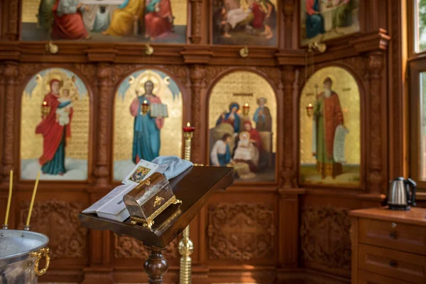 Ортодоксальный Интерьер Церкви Многими Иконами — стоковое фото
