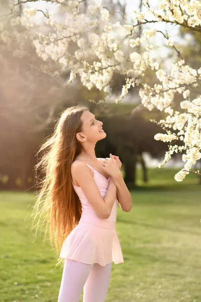 Portrait Woman Park Blooming Trees — Stock Photo, Image