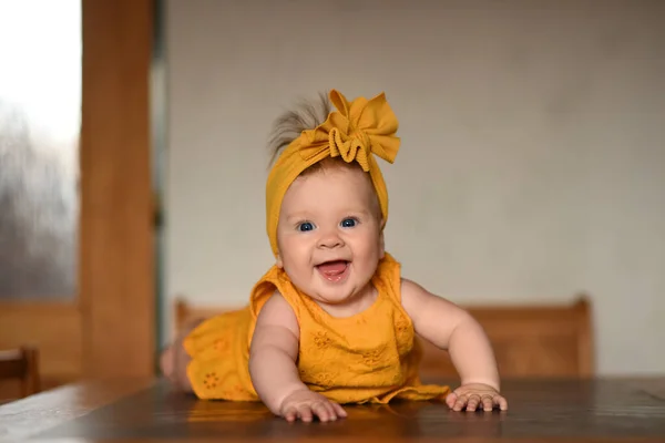 Дитина Жовтому Одязі — стокове фото