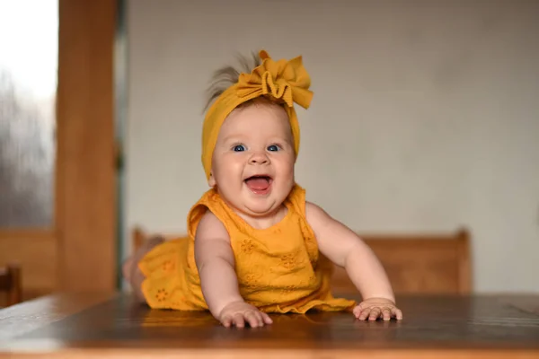 穿著黄色衣服的婴儿 — 图库照片