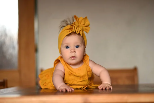 Criança Bebê Roupas Amarelas — Fotografia de Stock