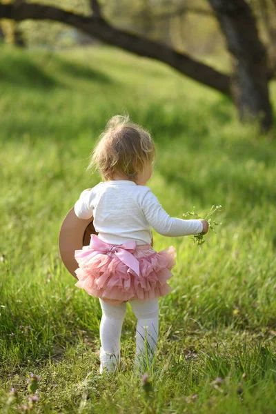 Porträt Eines Niedlichen Kleinen Mädchens Auf Der Frühlingswiese Auf Grünem — Stockfoto