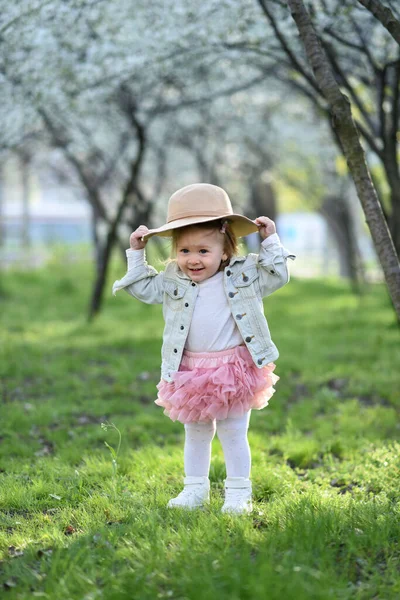 Portrait Une Jolie Petite Fille Portant Chapeau Printemps Prairie Sur — Photo