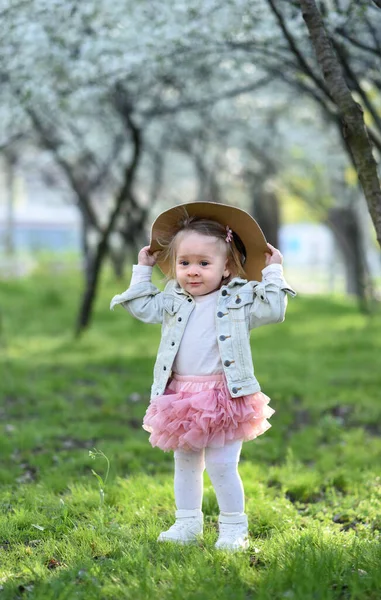 Portret Van Een Schattig Klein Meisje Met Hoed Het Voorjaar — Stockfoto