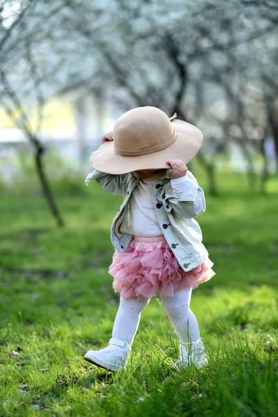 Portret Van Een Schattig Klein Meisje Met Hoed Het Voorjaar — Stockfoto