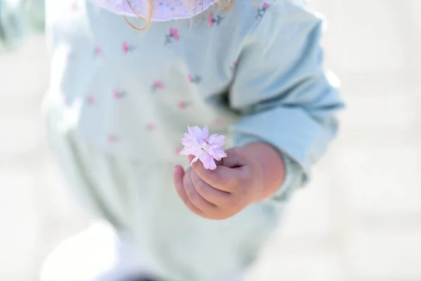 Mädchen Park Mit Blumen Kleines Mädchen Garten — Stockfoto