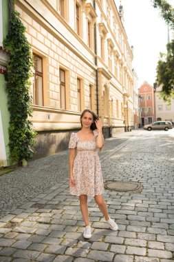 Sokakta yürüyen kadın