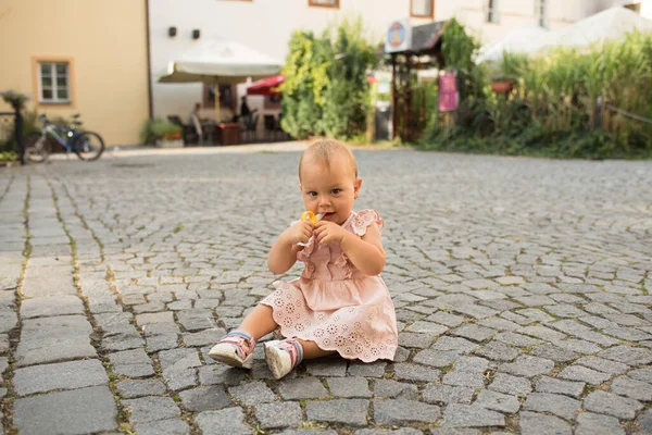 Kleines Mädchen Der Straße Der Schönen Altstadt — Stockfoto