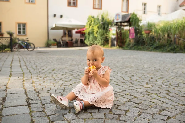 Güzel Eski Kasabanın Sokaklarında Küçük Bir Kız — Stok fotoğraf