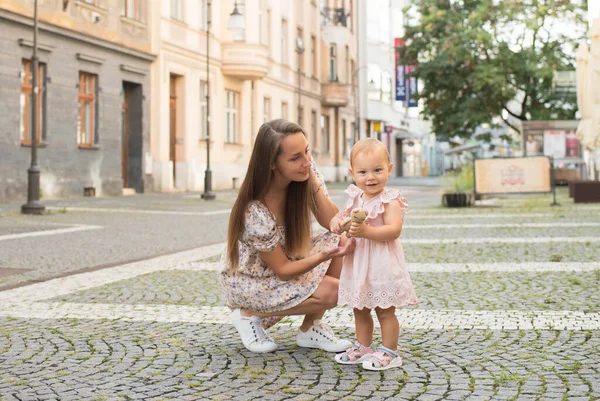 Gyerekkel Utcán Gyönyörű Régi Város — Stock Fotó