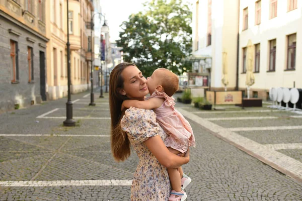 Frau Mit Kind Der Straße Der Schönen Altstadt — Stockfoto