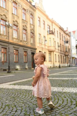 Güzel eski kasabanın sokaklarında küçük bir kız 