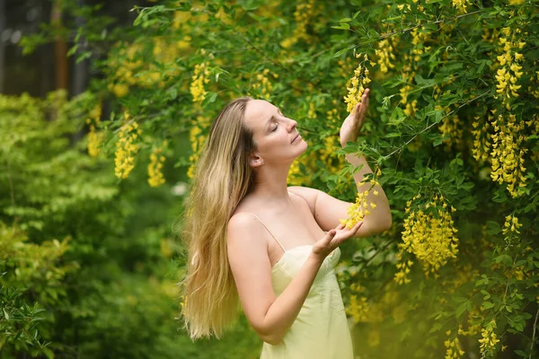 Vrouw Met Gele Bloemen Het Park — Stockfoto