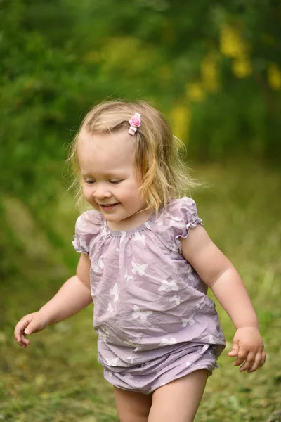 Маленька Дівчинка Весняному Парку — стокове фото
