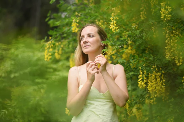 Woman Yellow Flowers Park — Stock Photo, Image