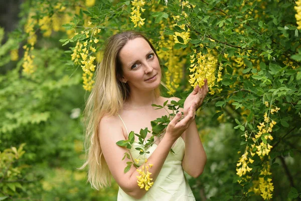 Женщина Желтыми Цветами Парке — стоковое фото