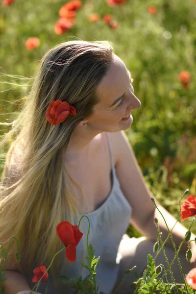 Щаслива Жінка Маковому Квітковому Полі Літній Сонячний День — стокове фото
