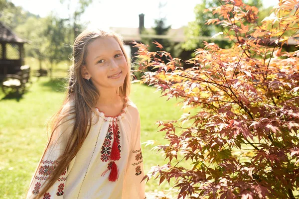 Fiatal Lány Visel Ukrán Hagyományos Ruhát Pózol Nyári Parkban — Stock Fotó