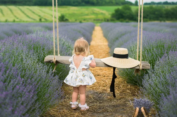 Vacker Liten Flicka Går Ett Lavendelfält Den Ljushåriga Flickan Ler — Stockfoto