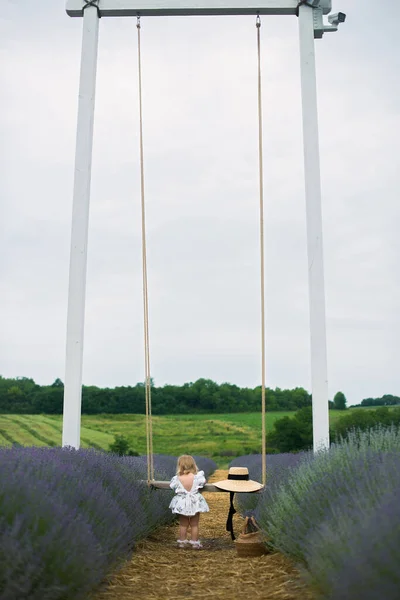 Una Hermosa Niña Está Caminando Campo Lavanda Chica Pelo Rubio — Foto de Stock