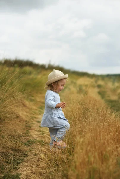 Küçük Güzel Kız Tarlada Yürüyor Yaz Çiçekli Tarlalarda Yürüyor — Stok fotoğraf