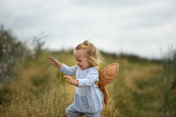 Kleines Schönes Mädchen Mit Rucksack Läuft Auf Dem Feld — Stockfoto