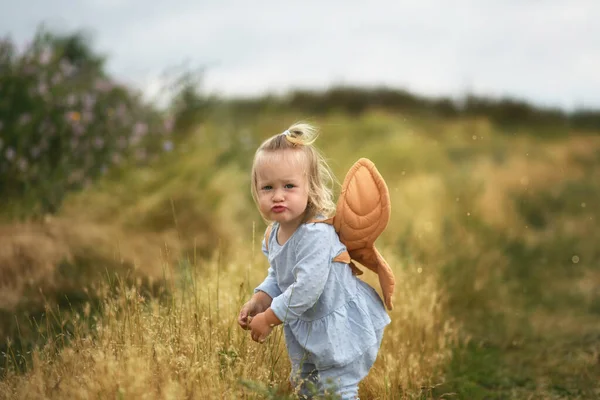 Kleines Schönes Mädchen Mit Rucksack Läuft Auf Dem Feld — Stockfoto