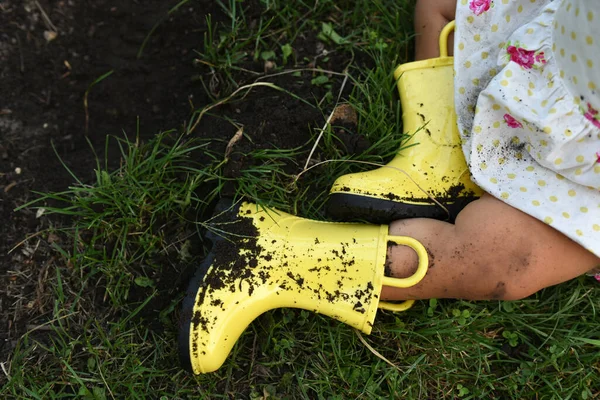 Žluté Gumové Boty Nohách Dítěte Boty Zahradě Trávě Černé Zemi — Stock fotografie