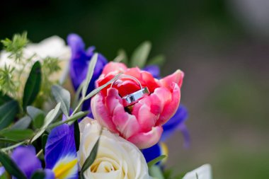 Alyanslar gelin buketinde yatıyor. Gelin buketi