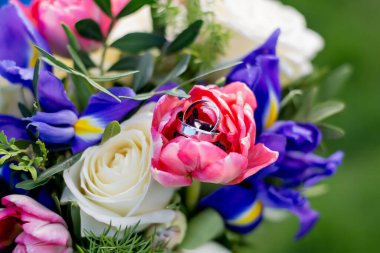 Alyanslar gelin buketinde yatıyor. Gelin buketi