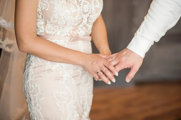 Noivo Segura Mão Noiva Conteúdo Casamento — Fotografia de Stock
