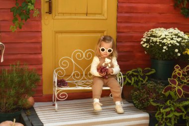 Bahçede üzüm tutan neşeli kız. 