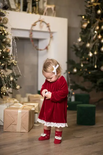 Noel Elbisesi Giymiş Küçük Bir Kız Gerçek Tatilim — Stok fotoğraf