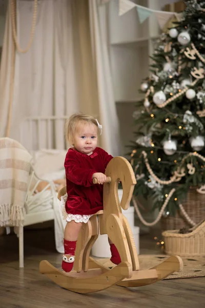 Noel Elbisesi Giymiş Küçük Bir Kız Gerçek Tatilim — Stok fotoğraf