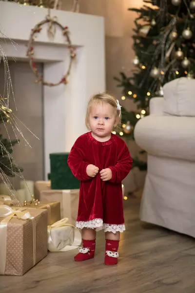Κοριτσάκι Χριστουγεννιάτικο Φόρεμα Πραγματικές Διακοπές Μου — Φωτογραφία Αρχείου