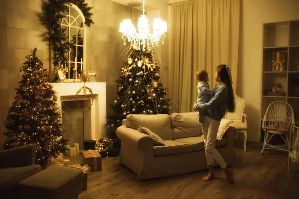 Две Красивые Девушки Играют Елки Сестры Празднуют Рождество — стоковое фото