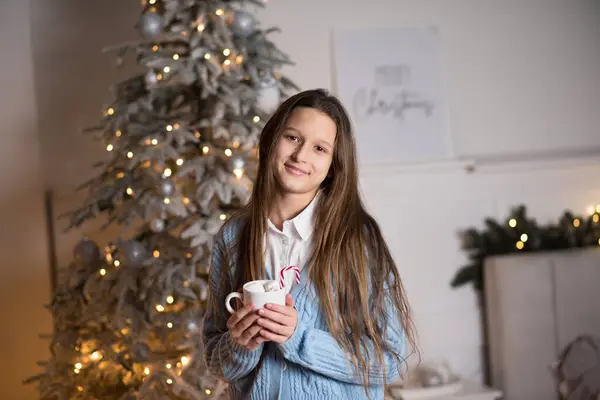 Menina Bonita Com Cabelos Longos Perto Árvore Natal Férias Natal — Fotografia de Stock