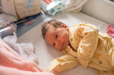 Yeni doğmuş bebek. Yeni doğmuş bir bebek doğum hastanesinde yatıyor..