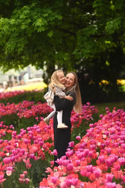 Ein Hübsches Kleines Mädchen Geht Durch Ein Tulpenfeld Mutter Und Stockfoto