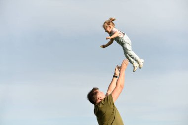 Babam küçük bir çocuğu kustu. Bir ebeveyn kızıyla oynar. Küçük kız babasıyla oynuyor.
