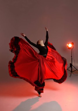 Dans eden genç ve güzel bir bayan dansçı. Dans elementleri foto-fok. Uzun etekli dansçı İspanyol dansı
