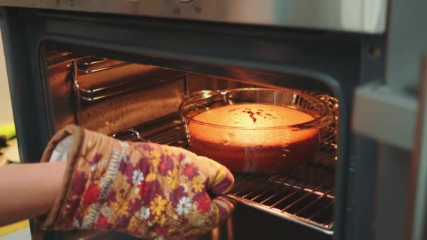 Forró Penészt Vesz Sütőkesztyűvel Kész Csokis Bolyhos Keksz Középső Kép — Stock videók