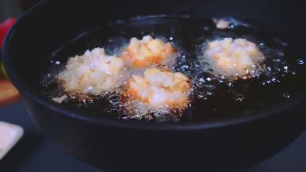 Smažené Rybí Filé Obalené Pánvi Detailní Záběr Stolu Vaření Kuchyni — Stock video