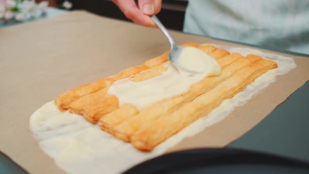 여자의 페이스트리 스틱에 크림을 맛있는 간단한 페이스트리 케이크 조리법 테이블의 — 비디오