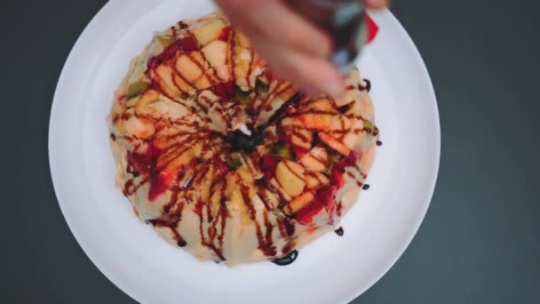 Seorang Wanita Cantik Menuangkan Cokelat Cair Pada Kue Jelly Souffle — Stok Video
